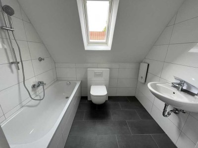 **Frisch renoviert: +neuer Laminat +weiße Wände +neues Tageslichtbad +gemütlich**