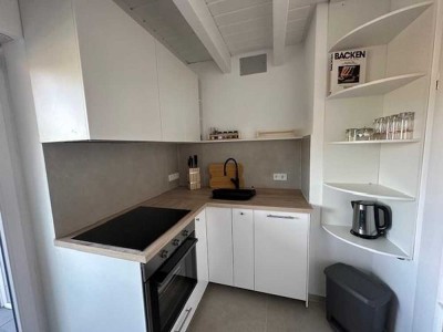 Teilmöbierte 2,5 Zimmer DG-Wohnung    (nicht für WG geeignet)