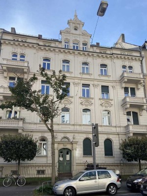 Wunderschöne 2,5 Zimmer-DG-Wohnung plus Galerie in Wiesbaden