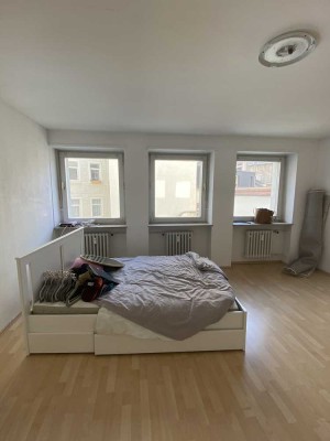 Teilmöbliertes WG Zimmer in Frauen WG