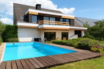 Einfamilienhaus mit Praxisräumen, Einliegerwohnung & Außenpool