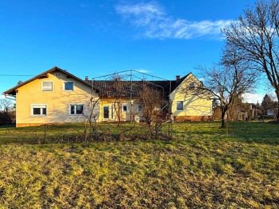 Renovierungsbedürftiges Mehrfamilienhaus mit eingezäuntem Garten in ruhiger Stadtrandlage