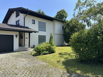 Anwesen in Traumlage!
Einfamilienhaus mit Anbau
(z.B. Wohnen & Arbeiten) & parkähnlichem Grundstüc