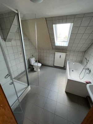 Helle Dachgeschosswohnung mit modernem Badezimmer