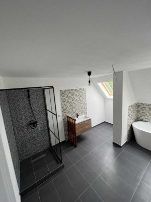Kernsanierte 4 Zimmer Wohnung mit Balkon/2 Bädern