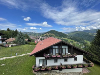 HELLE UND NATURNAHE DACHGESCHOSSWOHNUNG MIT TG-STELLPLATZ UND WUNDERVOLLER AUSSICHT