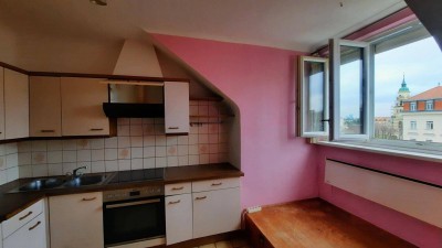 DACHGESCHOSSWOHNUNG MIT SCHÖNER AUSSICHT - SANIERUNGSBEDÜRFTIG IN GENERALSANIERTEM GEBÄUDE