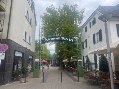 Saniertes Dachgeschossapartment mit Aufzug am Klemensplatz