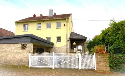 - RESERVIERT - Zwei­familien­haus mit großem Grundstück und Entwicklungspotenzial in ruhiger Lage