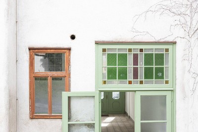 Charmanter Altbau – unsaniert, mit riesigem Balkon ins Grüne
