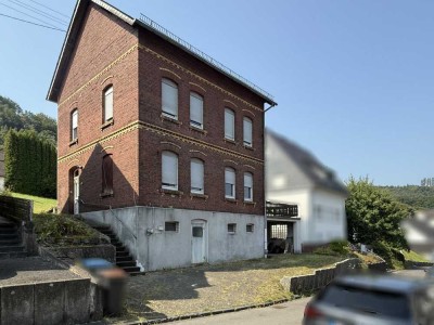 Zweifamilienhaus mit Potenzial in ruhiger Wohngegend!