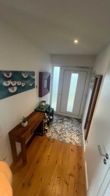 Eleganz trifft Komfort. Aussergewöhnliche EG-Wohnung mit massgefertigten Designküche und Terrasse.