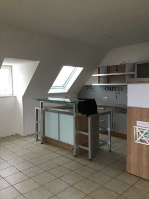 + Schöne 3 Zi. Dachgeschoss, Balkon, Einbauküche u. Tageslichtbad +