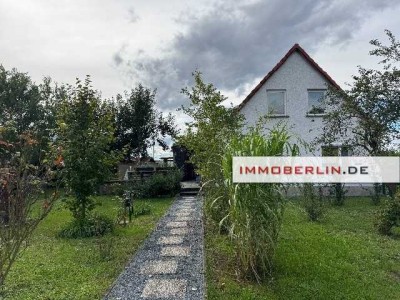 IMMOBERLIN.DE - Charmantes Einfamilienhaus mit Ausbaupotenzial, Südwestgarten & Garage in ländlicher