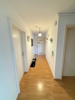 helles freundliches WG-Zimmer in männlicher Wohngemeinschaft