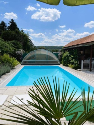 Einfamilienhaus mit bewohnbarem Nebengebäude - Wohnen für Generationen! Mit Pool und Garten!