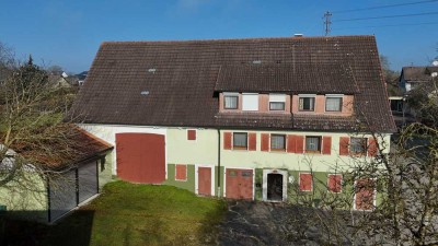 EINFAMILIENHAUS MIT 
SCHEUNE, GROSSEM 
GRUNDSTÜCK UND 
NEBENGEBÄUDEN