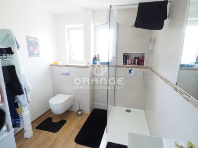*** Komplett modernisierte  3 Zi. Wohnung mit 
                        Pergola im Garten ***