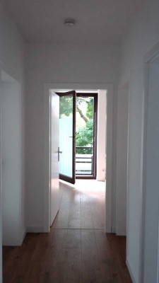KR Uerdingen: renovierte Wohnung, zentral gelegen, mit Balkon, Bad mit Wanne ...!