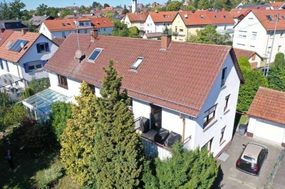**Solides Zweifamilienhaus mit Garage und Garten**Viel Potenzial in Böblingen**