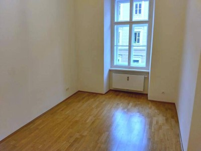 Neuwertiger 2 ZIMMER-Altbau, extra Wohnküche möbliert mit Fenster, Bad mit Dusche und WC!