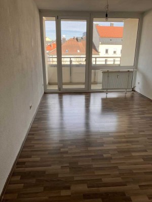 Vollständig renovierte 1-Zimmer-Wohnung mit Balkon und Einbauküche in München