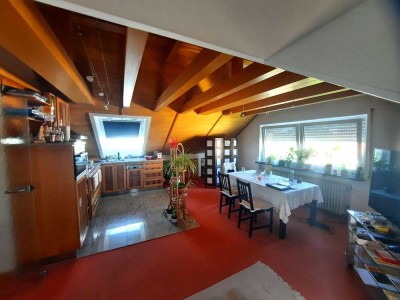 *Sonnenverwöhnte und gut geschnittene 3,5-Zimmer-Dachgeschosswohnung in ruhiger Lage*