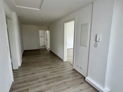 Frisch sanierte, helle 3,5-Raum-Dachgeschosswohnung mit neuer EBK in Bad Pyrmont – 75 m²