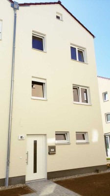 NEUBAU! Reihenendhaus mit 5 Zimmern + EBK + Stellplatz + Dachboden als Lagerraum!
