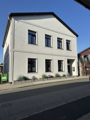 Komplettsanierte Altbauwohnung im 1. Obergeschoss – Modernes Wohnen mit historischem Charme