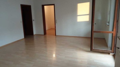Helle 3,5-Zimmer-Wohnung mit Südwestbalkon und Tiefgaragenstellplatz in Pleidelsheim