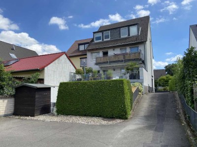 Bergisch Gladbach-Hand:
Modernisiertes Vierfamilienhaus mit Garagenhof