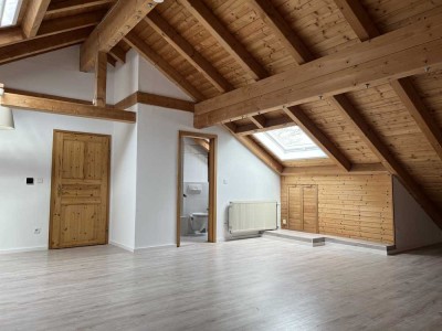 2-Zimmer-DG-Wohnung mit Balkon und EBK in Unterhaching