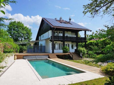 Wohnjuwel im Schweizer Chaletstil in Aussichtslage mit großzügigem Pool