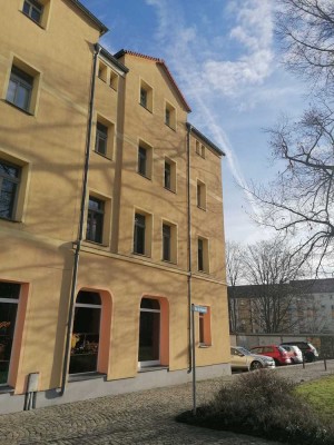 Sanierte und wunderschöne 2 Raum Wohnung mit Einbauküche & Eckbadewanne in Freital