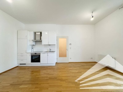 Stilvolle 2 Zimmer-Altbauwohnung mit Loggia &amp; Küche - Nähe Herz-Jesu-Kirche