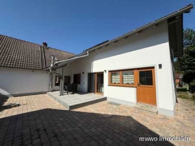 Großzügiges Einfamilienhaus mit modernisierter Ausstattung und fünf Garagen in Burgkirchen