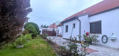 TRADITIONELLES STRECKHAUS MIT UNEINSICHTIGEM GARTEN UND ZWEI GARAGEN