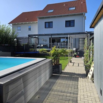 Moderne, junge Doppelhaushälfte mit Pool, Sauna und Klimaanlagen