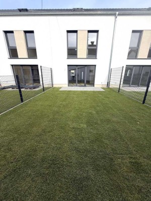 Baden-Baden: Erstbezug - Fertiggestelltes Reihenhaus mit Garten, Terrasse und Stellplatz