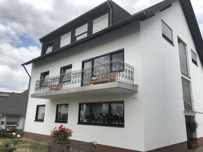 Große 4 Zimmer Wohnung 1.OG mit Balkon und Küche