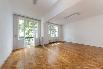 Klassische, ruhige Altbauwohnung mit Loggia und Balkon