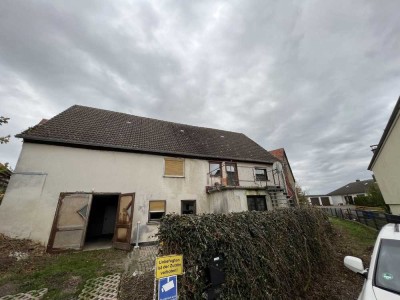 Sanierungsbedürftiges Zweifamilienhaus mit viel Potenzial / Möglichkeiten und einer Top Scheune