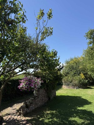 Charmanter frühere Bauernhof bietet modernen Wohnkomfort, Ausbaupotenzial und schönen Garten