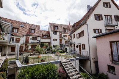 Selbst einziehen oder Dauer & Kurzzeitvermietung! Modernisierte 2-Zi.-Whg. mit EBK & TG-Stellplatz!