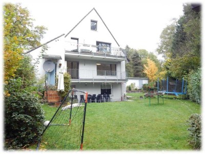 3-Familienhaus mit Garten und Garagen