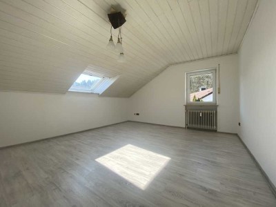 Gemütliche 3-Zimmer-Dachgeschosswohnung mit Gartennutzung in Weiden-Fichtenbühl zu vermieten!