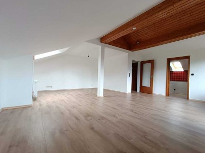 Freundliche 2,5-Zimmer-Dachgeschosswohnung mit Balkon in Wertach
