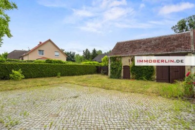 IMMOBERLIN.DE - Attraktives Haus mit Südwestterrasse, Nebengebäude & Gestaltungspotential in familiä