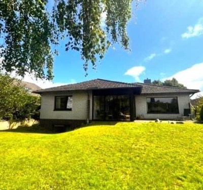 Wohnen auf einer Ebene
Winkelbungalow mit Vollkeller und Carport
in idyllischer Lage von Alt-Garbs
